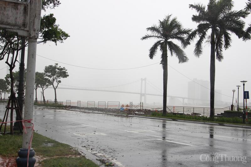 Do ảnh hưởng của bão số 12 và mưa kéo dài, nước sông Hàn dâng cao kèm sóng đánh mạnh, “xé toạc” lan can và gây sạt lở tại đường Như Nguyệt, đoạn gần chân cầu Thuận Phước (phường Hải Châu, TP. Đà Nẵng).