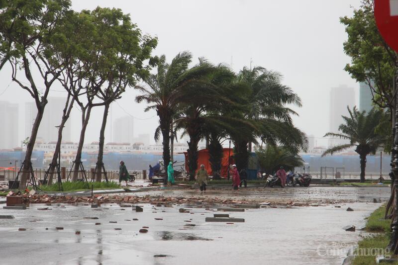 Gạch vỡ trên vỉa hè bị gió và sóng đánh dạt lên mặt đường Như Nguyệt