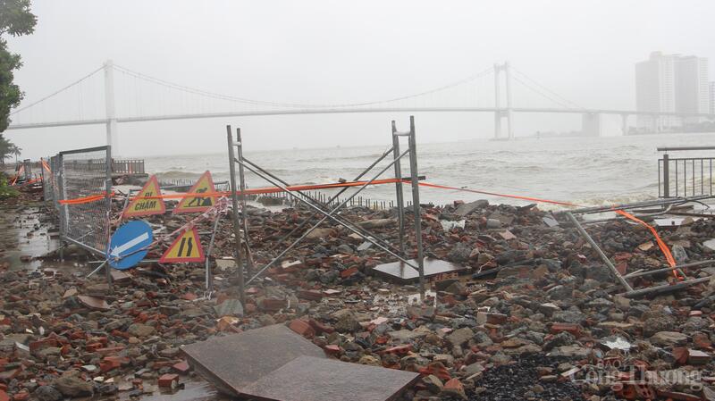 Ngổn ngang gạch vỡ trên vỉa hè đường Như Nguyệt