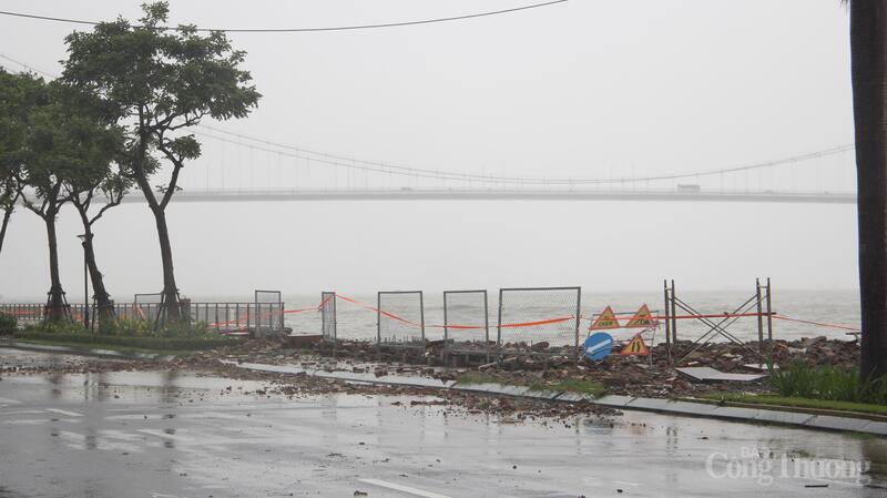 Nước dâng và sóng đánh mạnh liên tục đã “xé toạc” nhiều đoạn vỉa hè đường.