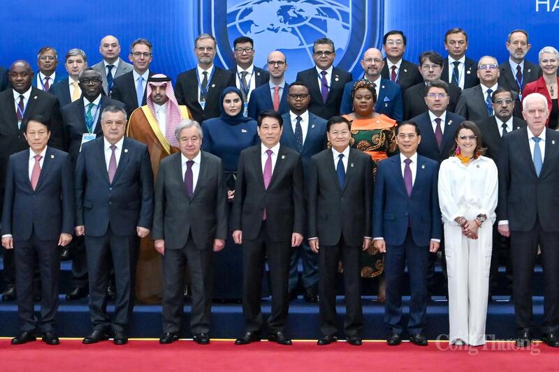 Các đại biểu dự lễ ký