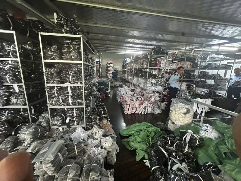 Hàng hoá mang nhãn hiệu YONEX của hộ kinh doanh và sản xuất quần áo Gia Minh tại thời điểm lực lượng chức năng kiểm tra. Ảnh: V.T