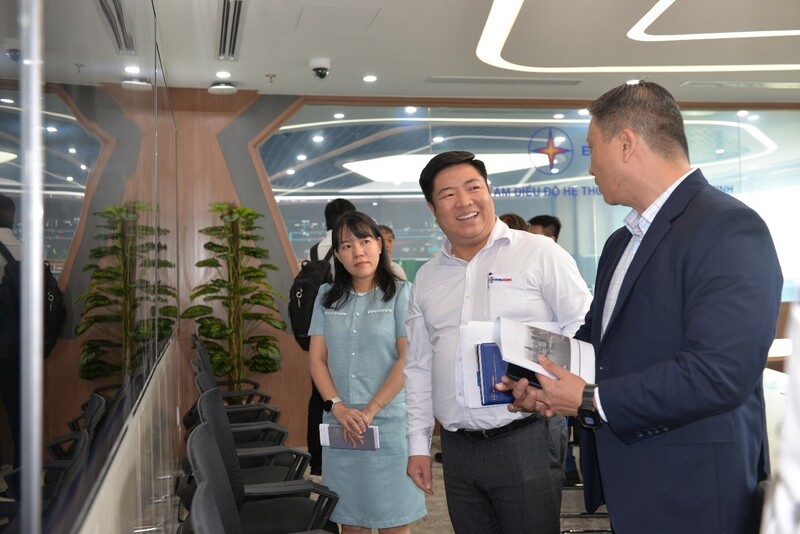Ông Luân Quốc Hưng - Phó Tổng giám đốc EVNHCMC (áo trắng) giới thiệu với Tổng giám đốc nhà máy Intel về Trung tâm Điều độ hệ thống điện TP. Hồ Chí Minh. Ảnh: EVNHCMC.