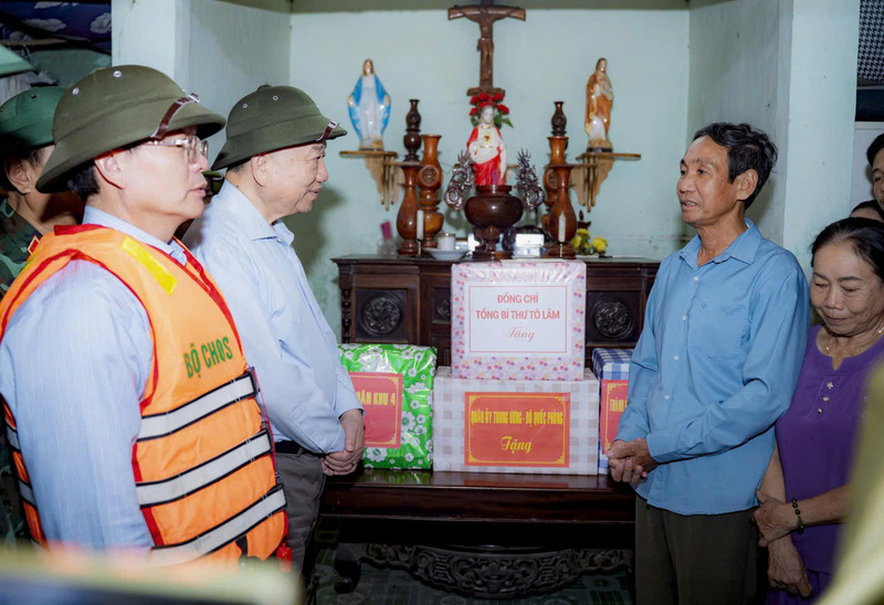 Tổng Bí thư thăm hỏi, động viên và tặng quà cho người dân thành phố Huế. Ảnh: Nguyễn Tuấn