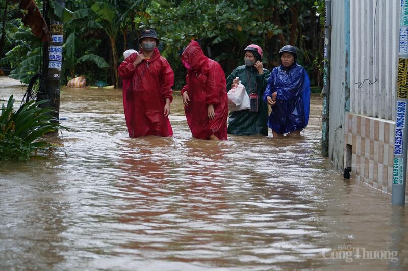 Các hộ dân tại đây cho biết, nước dâng nhanh, chỉ khoảng 1h đồng hồ nước đã ngập vào trong nhà