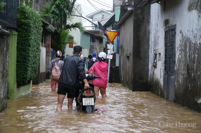 Dự báo những ngày tới, ảnh hưởng của bão số 13, TP. Đà Nẵng tiếp tục mưa lớn, nhiều người dân khu vực Mẹ Suốt chủ động sơ tán đến nhà người thân ở khu vực cao ráo, an toàn hơn.
