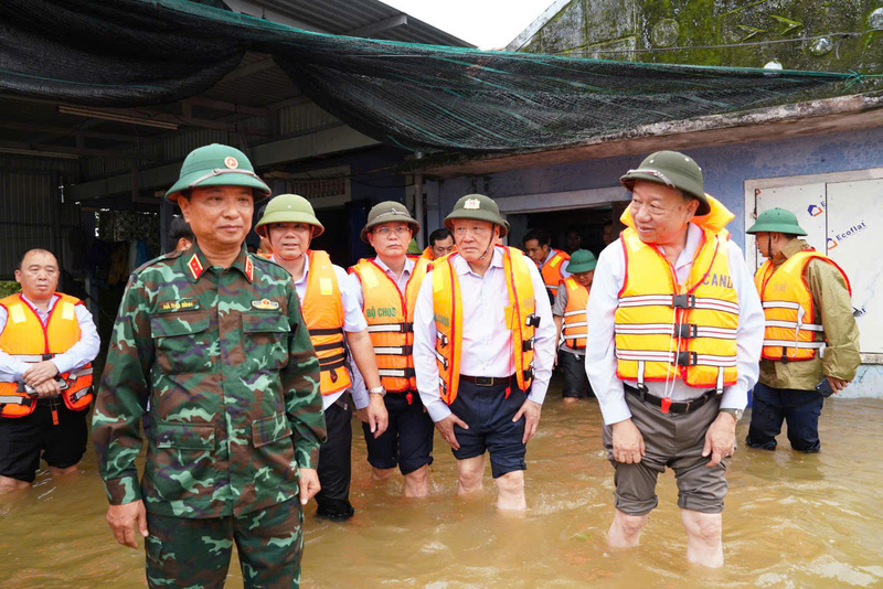 Tổng Bí thư Tô Lâm và Đoàn công tác đến thăm bà con nhân dân vùng lũ xã Quảng Điền. Ảnh: Nguyễn Tuấn