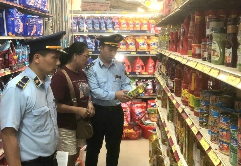 Lực lượng Quản lý thị trường tỉnh Lạng Sơn kiểm tra cơ sở kinh doanh trên địa bàn tỉnh. Ảnh Quản lý thị trường tỉnh Lạng Sơn.