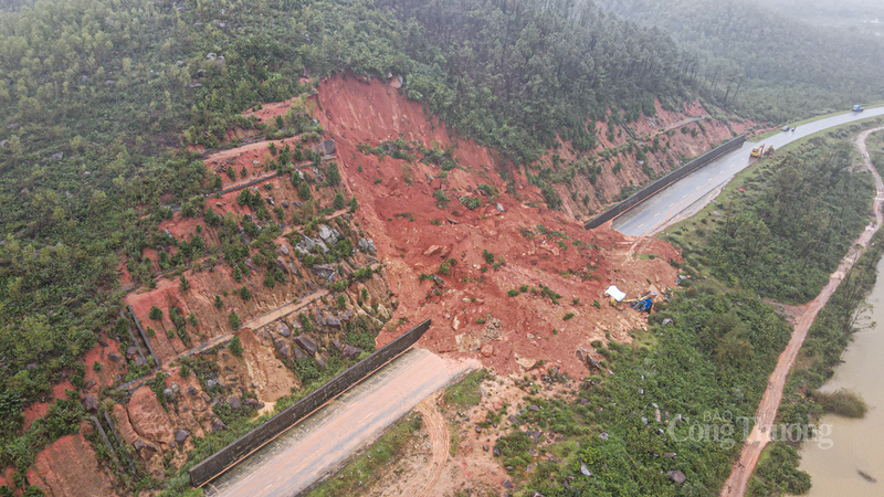 Tuyến đường ven biển Hà Tĩnh bị sạt lở nghiêm trọng sau đợt mưa lớn. Ảnh: Trọng Tùng