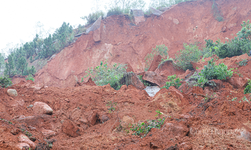 Điểm sạt lở mái taluy dương tại tuyến đường ven biển khiến giao thông tê liệt.