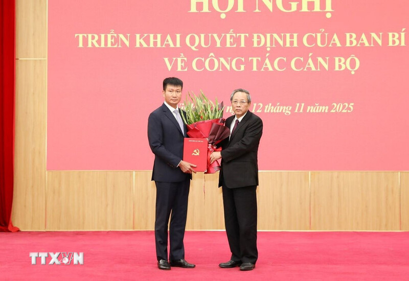 Ông Hoàng Đăng Quang (phải), Phó Trưởng ban Thường trực Ban Tổ chức Trung ương trao quyết định cho ông Trần Huy Tuấn giữ chức Phó Bí thư Tỉnh ủy Ninh Bình. Ảnh: Đức Phương/TTXVN