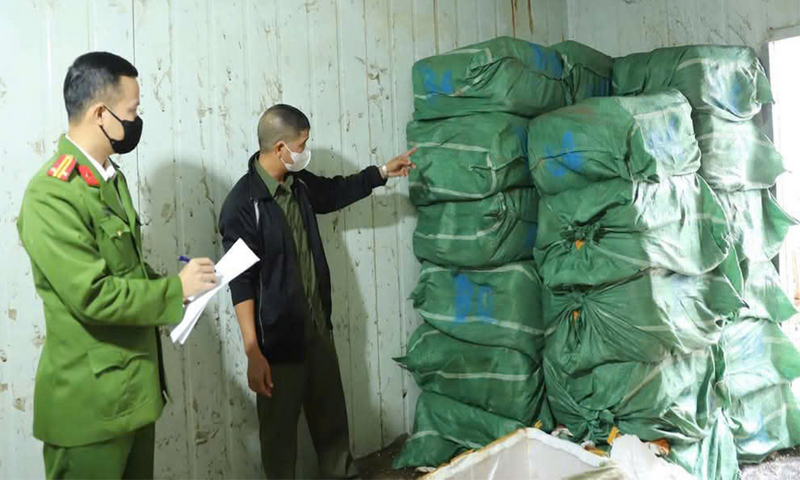 Công an xã Tiên Du kiểm tra kho hàng của ông H. Ảnh: Báo Bắc Ninh