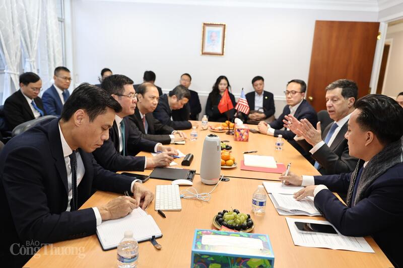 Bộ trưởng Nguyễn Hồng Diên làm việc với ông Joseph (Joe) Damond, Chủ tịch Toàn cầu Chính sách Thương mại Quốc tế và Khoa học. Ảnh: Nguyên Minh