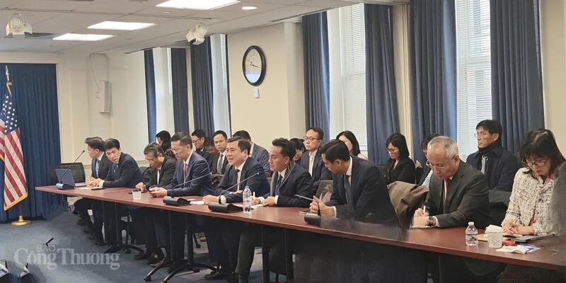 Thứ trưởng Bộ Công Thương, Phó Trưởng Đoàn đàm phán Chính phủ Nguyễn Sinh Nhật Tân cùng các đại biểu trong Đoàn công tác tham dự phiên đàm phán kỹ thuật. Ảnh: Nguyên Minh