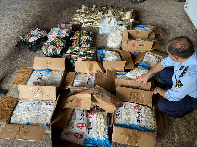 Đội QLTT số 8 tiến hành kiểm tra hàng hóa. Ảnh: QLTT Tuyên Quang.