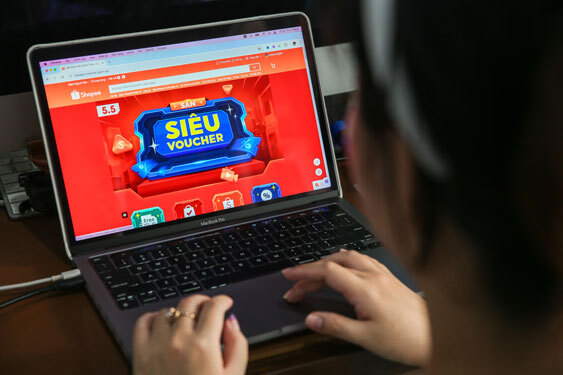 Mua sắm trên sàn thương mại điện tử trở thành thói quen của nhiều người tiêu dùng. Ảnh minh họa.