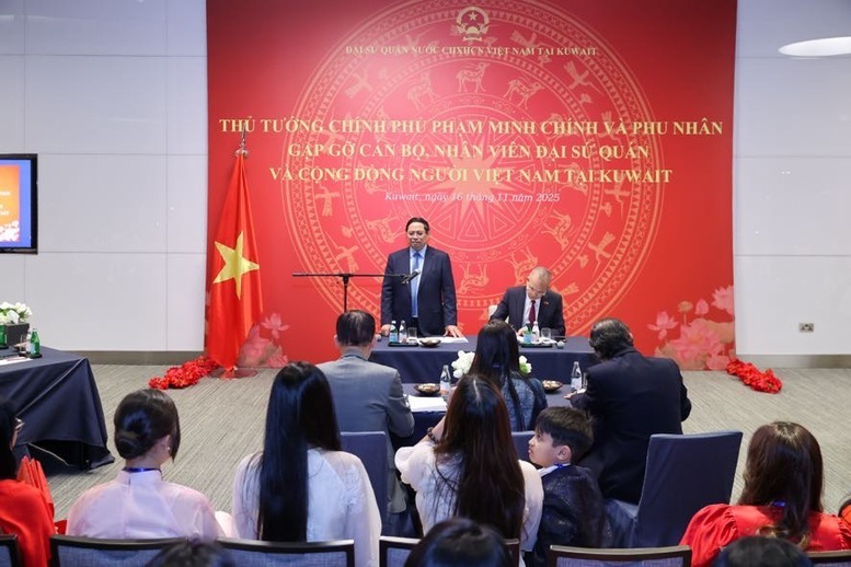 Thủ tướng Chính phủ Phạm Minh Chính, Phu nhân Lê Thị Bích Trân và Đoàn đại biểu cấp cao Việt Nam gặp gỡ cán bộ, nhân viên cơ quan đại diện Việt Nam và cộng đồng người Việt Nam tại Kuwait - Ảnh: VGP/Nhật Bắc