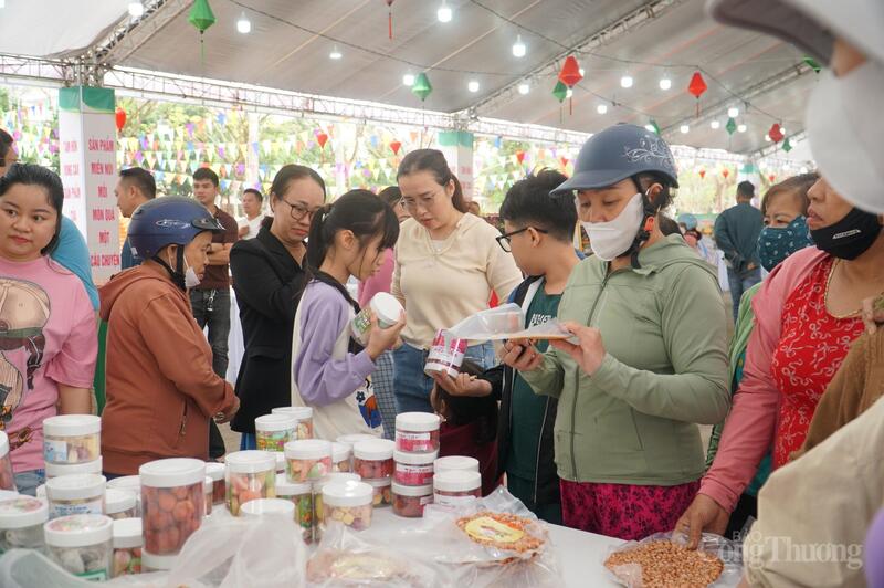 Đông đảo người dân, doanh nghiệp tìm hiểu, tham quan, mua sắm tại chương trình.