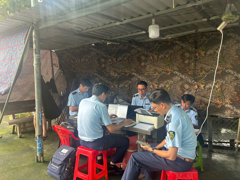 Đoàn kiểm tra Phòng Nghiệp vụ Quản lý thị trường.