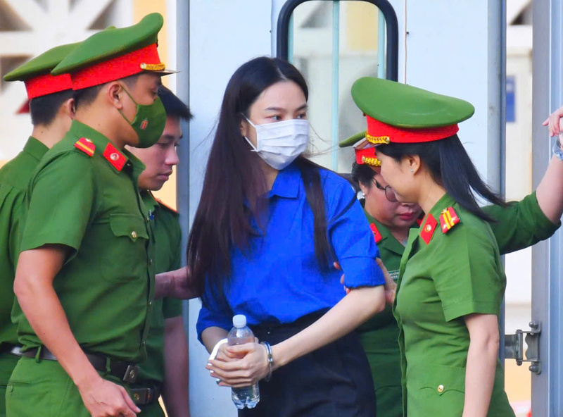 Bị cáo Nguyễn Thúc Thùy Tiên (Hoa hậu Hòa bình Quốc tế 2021) được dẫn giải đến toà. Ảnh: Quỳnh Trần.