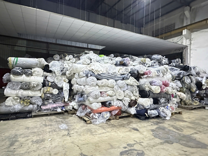 Kho hàng chứa hơn 5.400 cuộn vải với tổng trọng lượng trên 105 tấn.