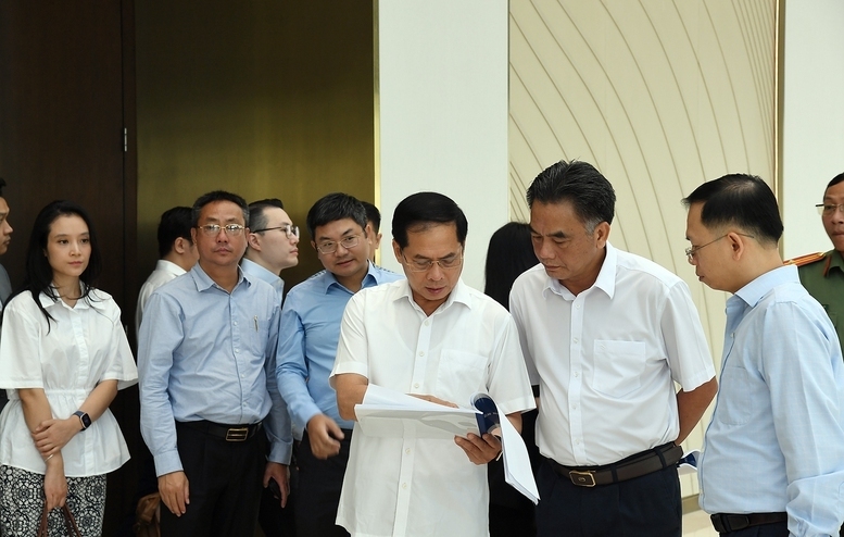 Phó Thủ tướng Bùi Thanh Sơn kiểm tra các địa diểm diễn ra các hoạt động trong khuôn khổ Diễn đàn Kinh tế mùa Thu 2025. Ảnh: VGP