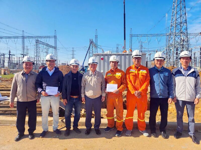 Ông Phạm Quang Hòa - Phó giám đốc PTC1 trao quà động viên, thăm hỏi đến các đơn vị thi công trên công trường. Ảnh: CTV