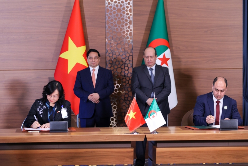 Thứ trưởng Phan Thị Thắng và Tổng Thư ký Bộ Ngoại Thương và Xúc tiến Xuất khẩu Algeria ký kết Ý định thư.