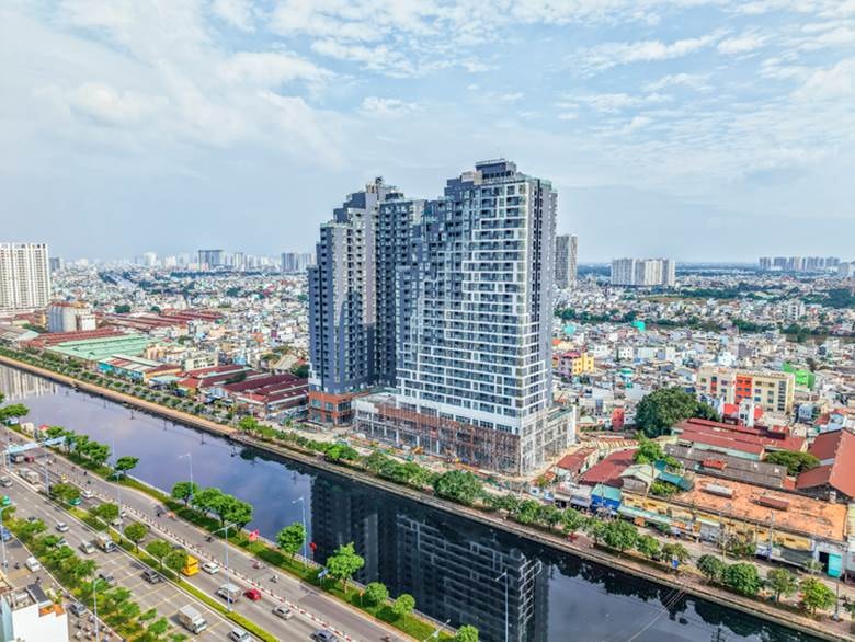 A city with a river and buildings AI-generated content may be incorrect.