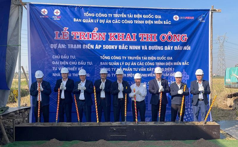 Các đại biểu thực hiện nghi thức khởi công dự án