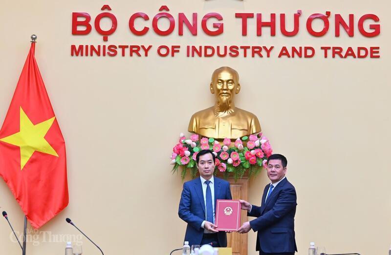 Bộ trưởng Nguyễn Hồng Diên trao Quyết định Điều động ông Nguyễn Phúc Nam đến nhận công tác tại Văn phòng Đảng ủy Bộ để bổ nhiệm giữ chức vụ Chánh Văn phòng Đảng ủy Bộ Công Thương.