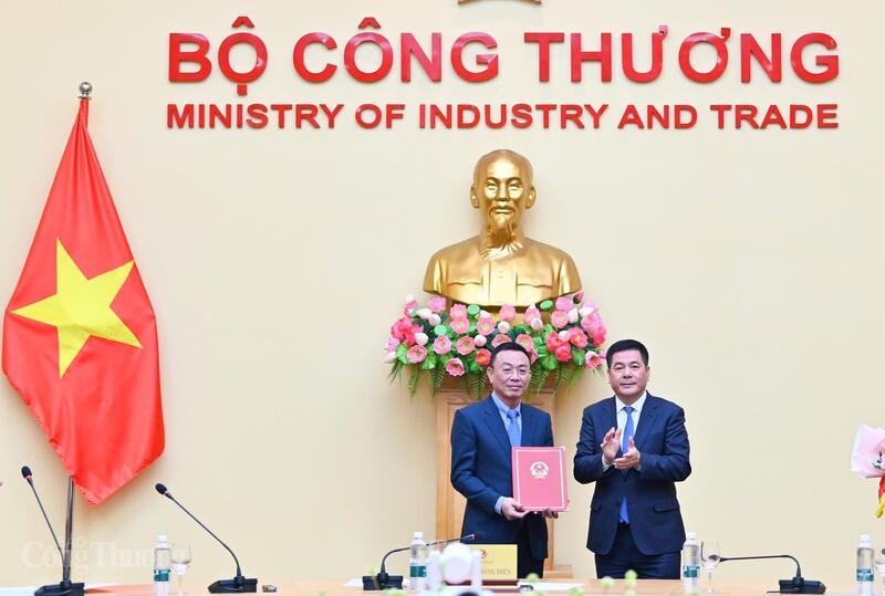 Bộ trưởng Nguyễn Hồng Diên trao Quyết định điều động, bổ nhiệm có thời hạn ông Tô Xuân Bảo giữ chức Phó Viện trưởng và giao Quyền Viện trưởng Viện Năng lượng.