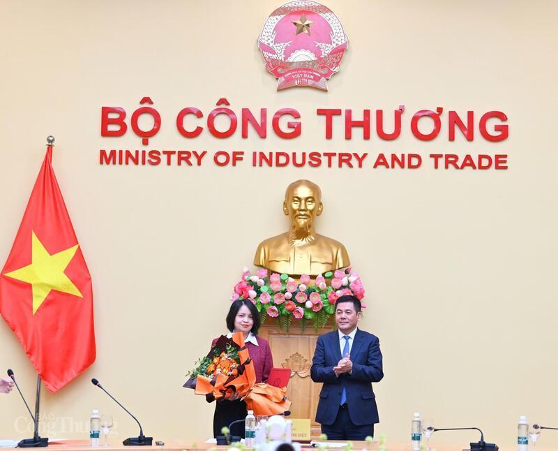 Bộ trưởng trao quyết định bổ nhiệm có thời hạn bà Nguyễn Thị Thuỳ Linh, Trưởng phòng Phóng viên Báo Công Thương giữ chức vụ Phó Tổng Biên tập Báo Công Thương.