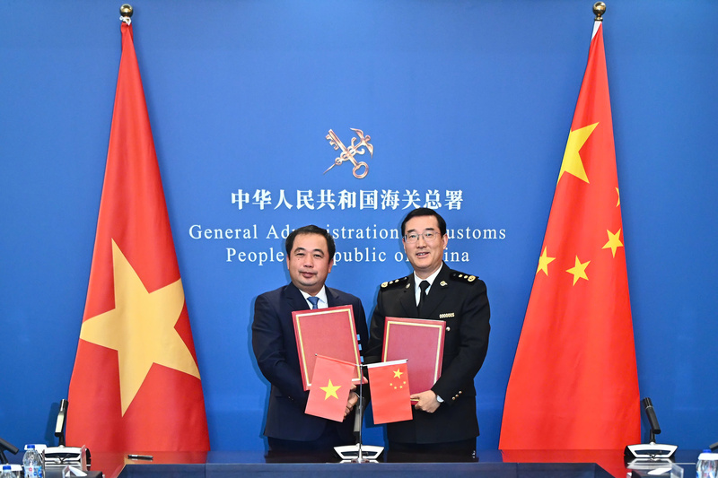 Sáng 27/11, tại Bắc Kinh, Bộ trưởng Bộ Nông nghiệp và Môi trường Trần Đức Thắng cùng Phó Tổng Cục trưởng Tổng Cục Hải quan Trung Quốc ký Nghị định thư xuất khẩu mít tươi. Ảnh: Tùng Đinh