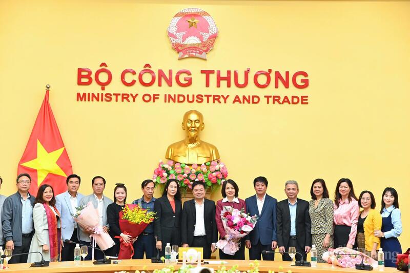 Tổng Biên tập Báo Công Thương Nguyễn Văn Minh cùng lãnh đạo, phóng viên, biên tập viên Báo Công Thương chúc mừng tân Phó Tổng biên tập Nguyễn Thị Thùy Linh.