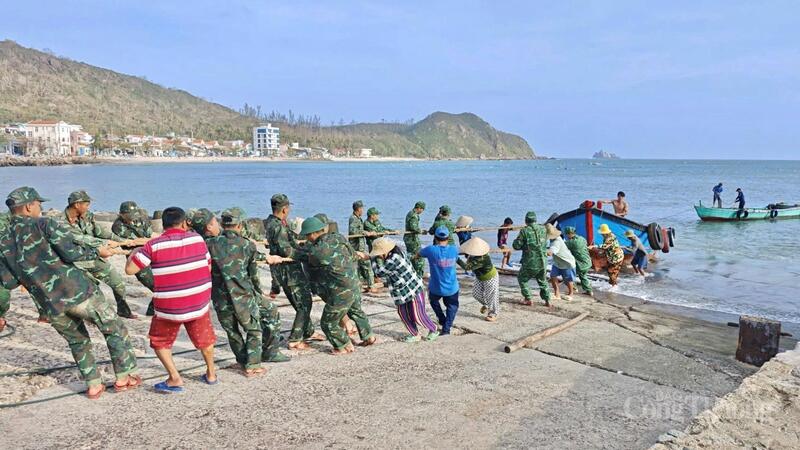 UBND tỉnh yêu cầu các địa phương quản lý nghiêm tàu thuyền, thông báo kịp thời cho các chủ phương tiện và duy trì liên lạc để xử lý tình huống khẩn cấp.