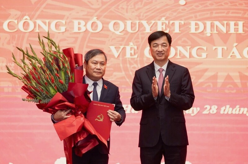 Ủy viên Bộ Chính trị, Bí thư Thành ủy Hà Nội Nguyễn Duy Ngọc trao quyết định và tặng hoa tân Phó Bí thư Thành ủy Hà Nội Vũ Đại Thắng. Ảnh: M.Q.