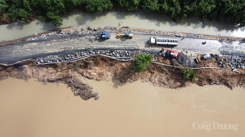 Cơ quan chức năng đang khắc phục Quốc lộ 25, đoạn gần sông Ba bị sạt lở. Ảnh: Vũ Long