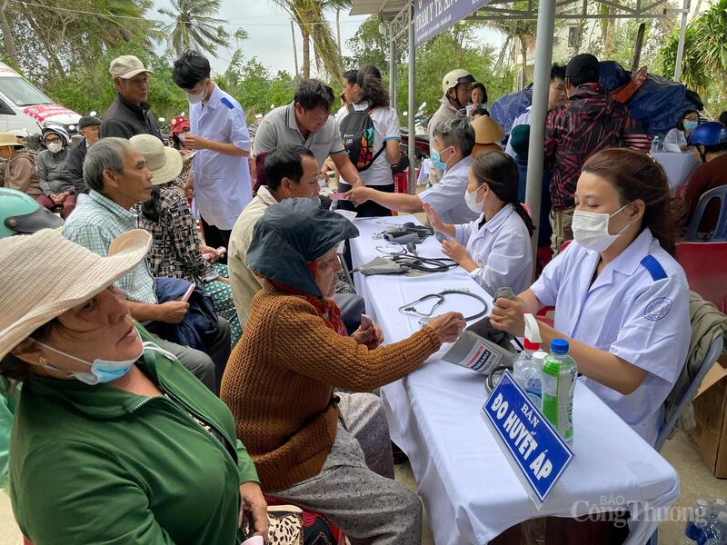 Ngành y tế triển khai khám chữa bệnh cho người dân phía Đông của tỉnh. Ảnh: Vũ Long