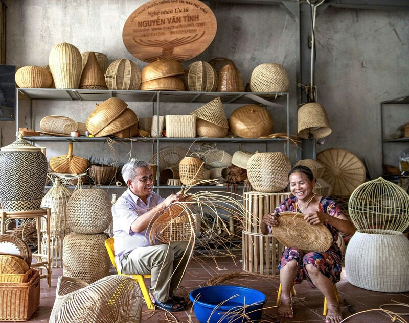 Nghệ nhân ưu tú Nguyễn Văn Tĩnh (trái) Làng nghề truyền thống mây tre đan Phú Vinh. Ảnh: N.H