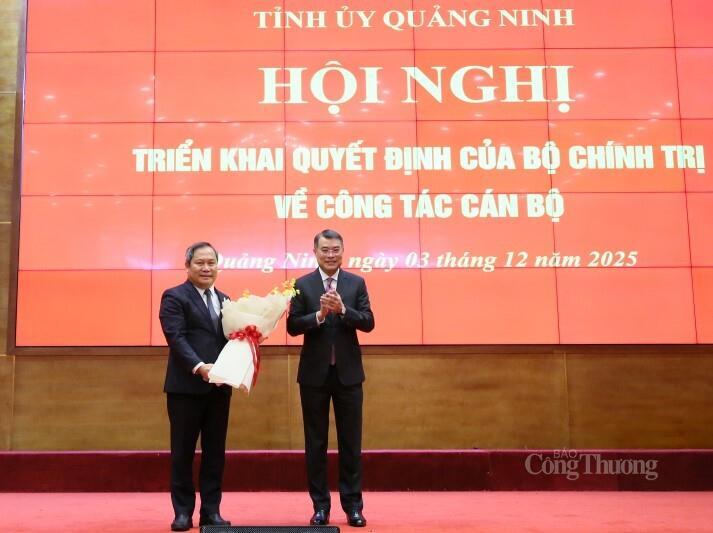 Đồng chí Lê Minh Hưng, Ủy viên Bộ Chính trị, Bí thư Trung ương Đảng, Trưởng Ban Tổ chức Trung ương tặng hoa chúc mình tân Bí thư Tỉnh ủy Quảng Ninh.