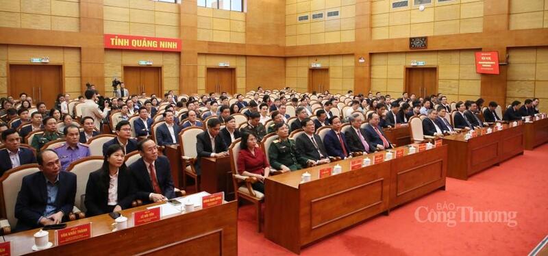 Các đại biểu tham dự hội nghị.