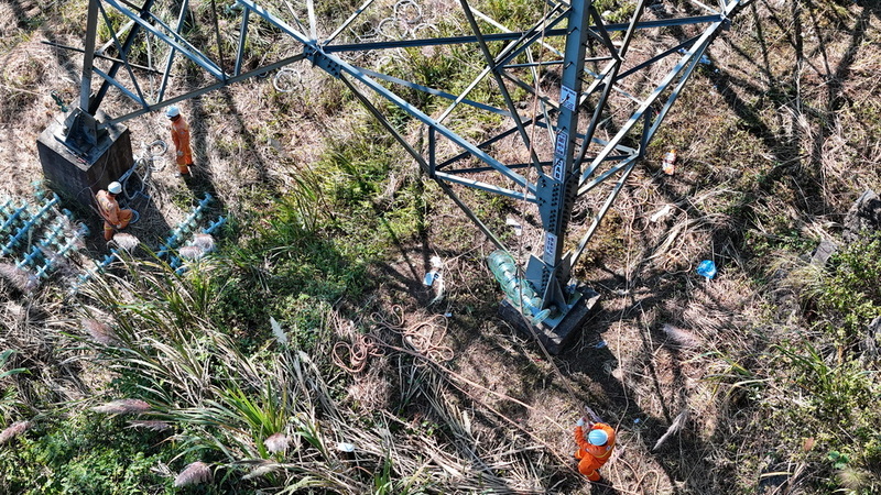 VT 387 đường dây 500kV Sơn La – Hòa Bình, do đội TTĐ Hà Nội thực hiện thay cách điện và phụ kiện