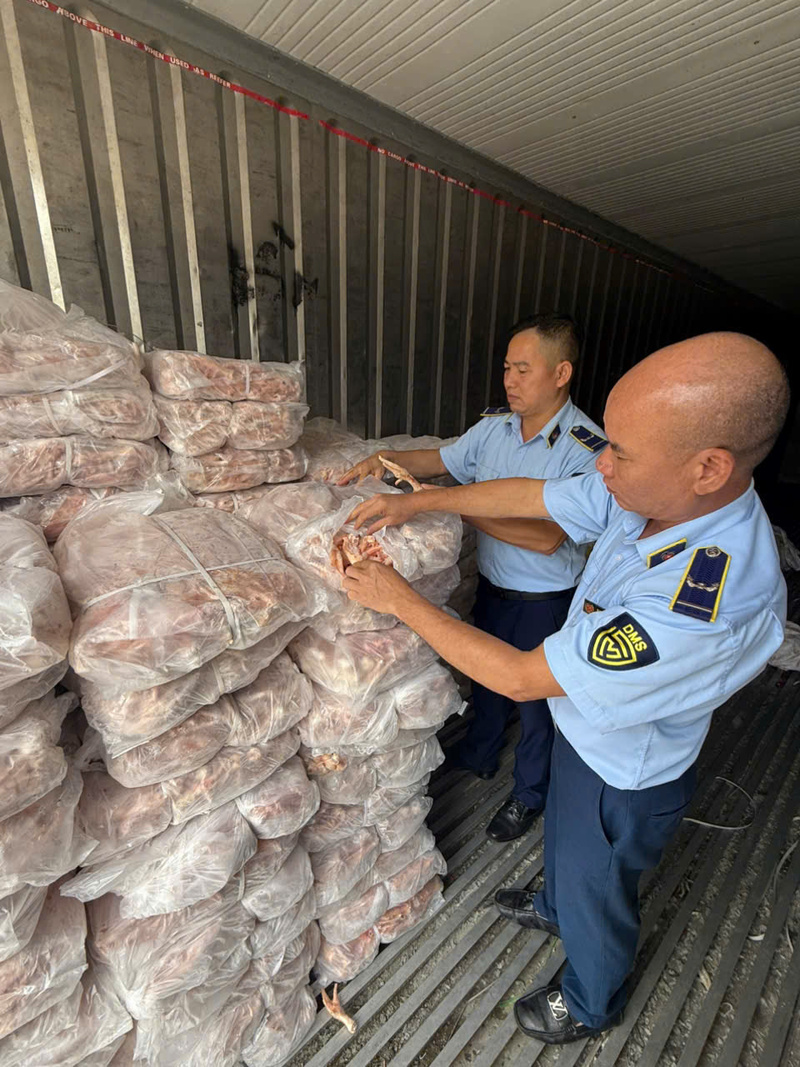 Lực lượng Quản lý thị trường Lào Cai phát hiện, xử lý lô chân gà động lạnh không rõ nguồn gốc. Ảnh: QLTT