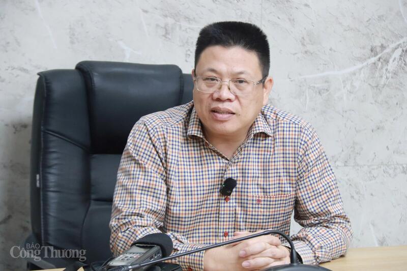 Ông Đỗ Thành Tài, Giám đốc Ban Quản lý dự án Điện 2 trao đổi với phóng viên. Ảnh: Thanh Tuấn