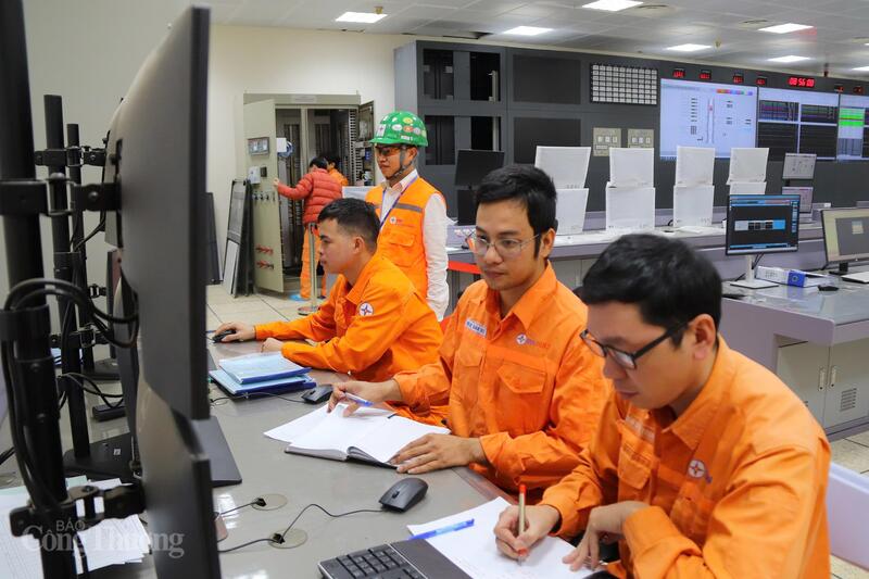 Kỹ sư kiểm tra các thông số vận hành tại khu vực trung tâm điều khiển dự án Nhà máy Nhiệt điện Quảng Trạch I. Ảnh: Thanh Tuấn