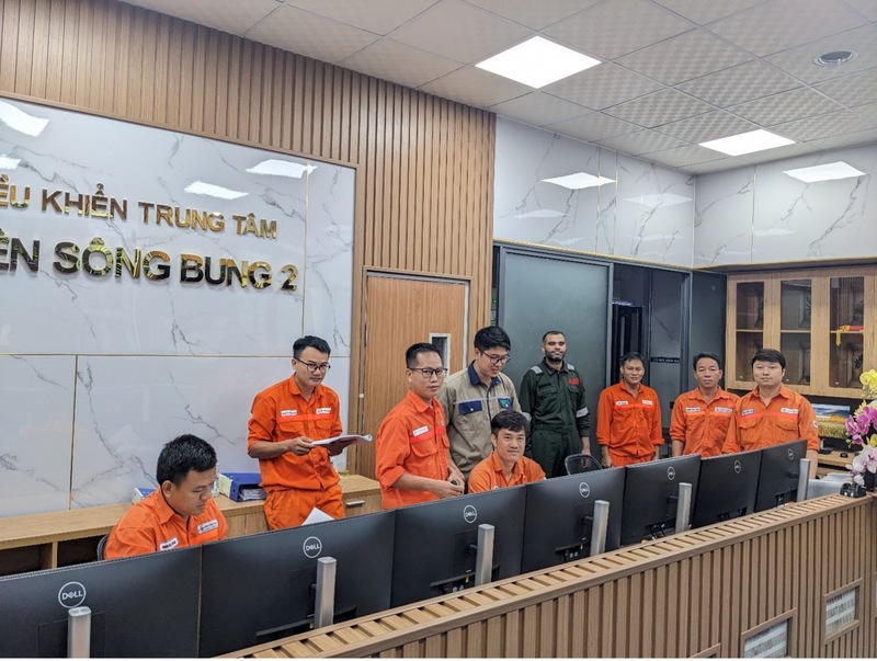 Tổ máy sau đại tu, hệ thống điều khiển kích từ ABB, đội ngũ kỹ sư trong phòng điều khiển trung tâm