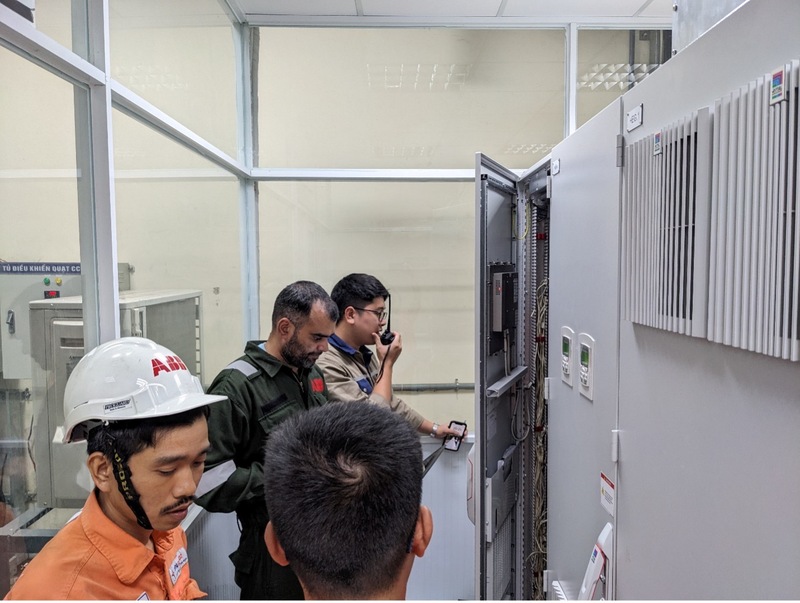 Công tác thí nghiệm hệ thống kích từ mới cùng chuyên gia ABB; đội ngũ kỹ thuật trong quá trình lắp đặt