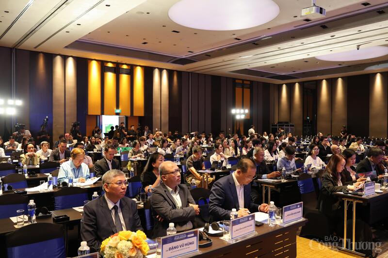 Các đại biểu tham dự diễn đàn.