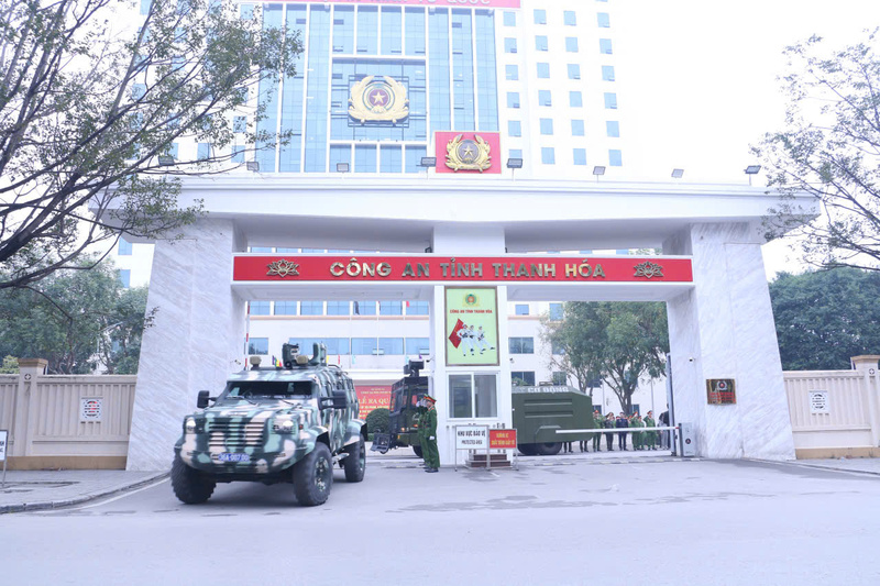 Sau lễ ra quân, các lực lượng thuộc Công an Thanh Hóa diễu hành biểu dương lực lượng trên một số tuyến đường chính trên địa bàn phường Hạc Thành. Ảnh: Quốc Huy